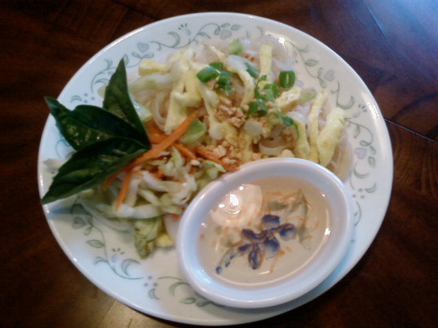 File:Mee Kola noodles with sweet garlic fish sauce 2007.jpg