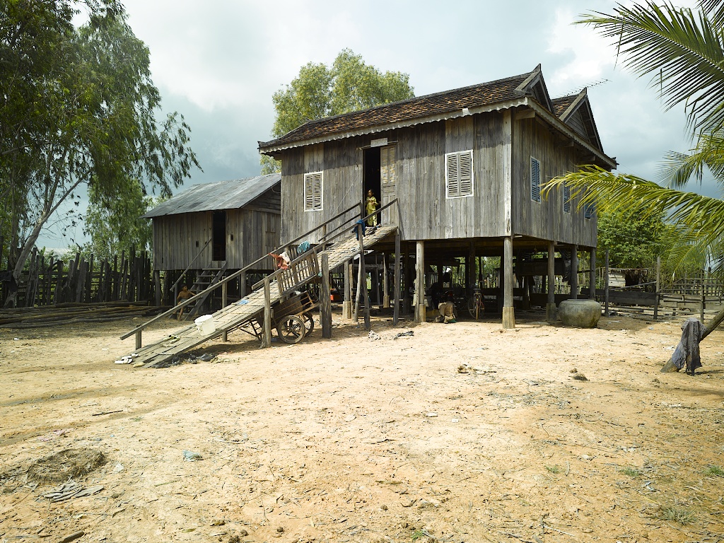 File:Traditional Khmer wooden house with ramp, 2006.jpg