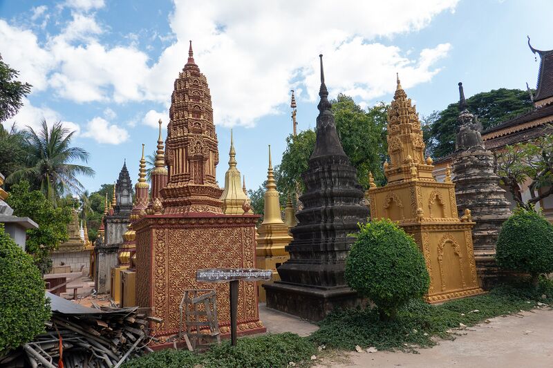 File:Wat Damnak stupas 2019.jpg