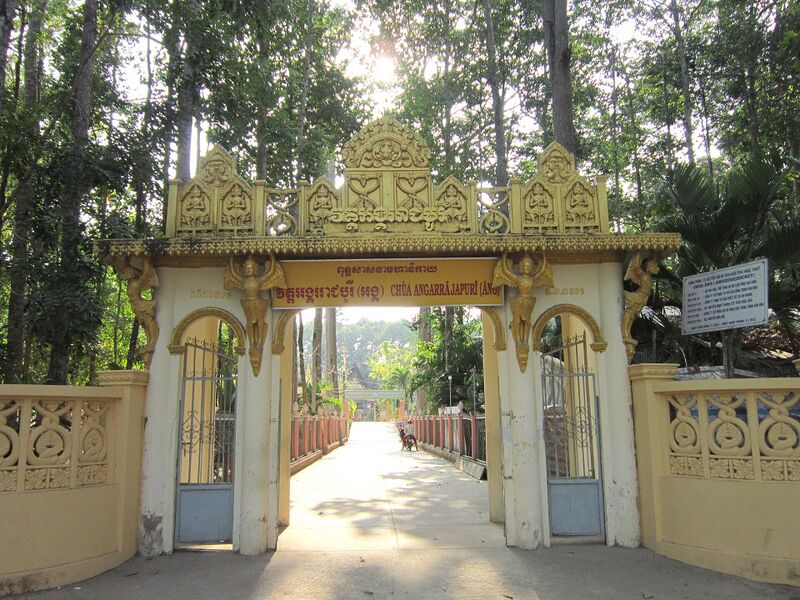 File:Chùa Âng gate 2013.jpg