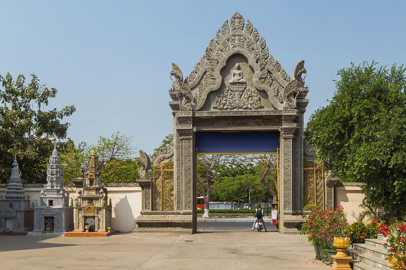 File:Wat Langka gate 2016.jpg