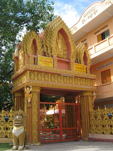 File:Chùa Chantarangsay gate 2010.jpg
